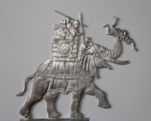karthagischer Kriegselefant mit Gegner im Rüssel